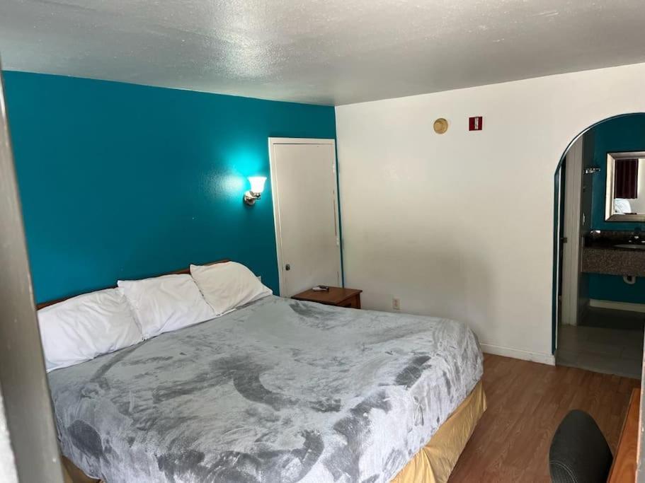 Hotel 2 Double Bed Studio 109 & Hot Tub リヴィングストン エクステリア 写真