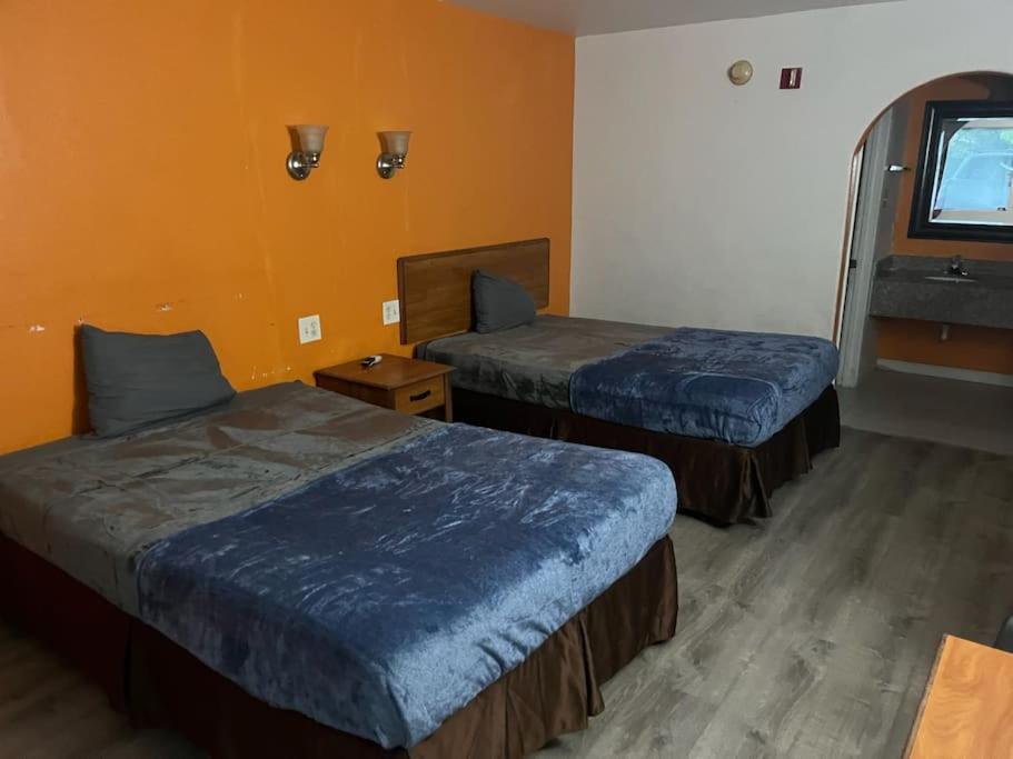 Hotel 2 Double Bed Studio 109 & Hot Tub リヴィングストン エクステリア 写真